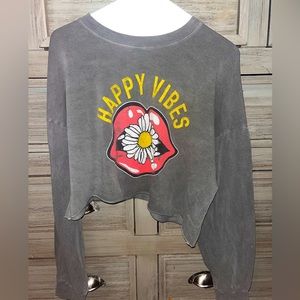 🩶Grey Tres Bien Cropped Long Sleeve “Happy Vibes” Tee.